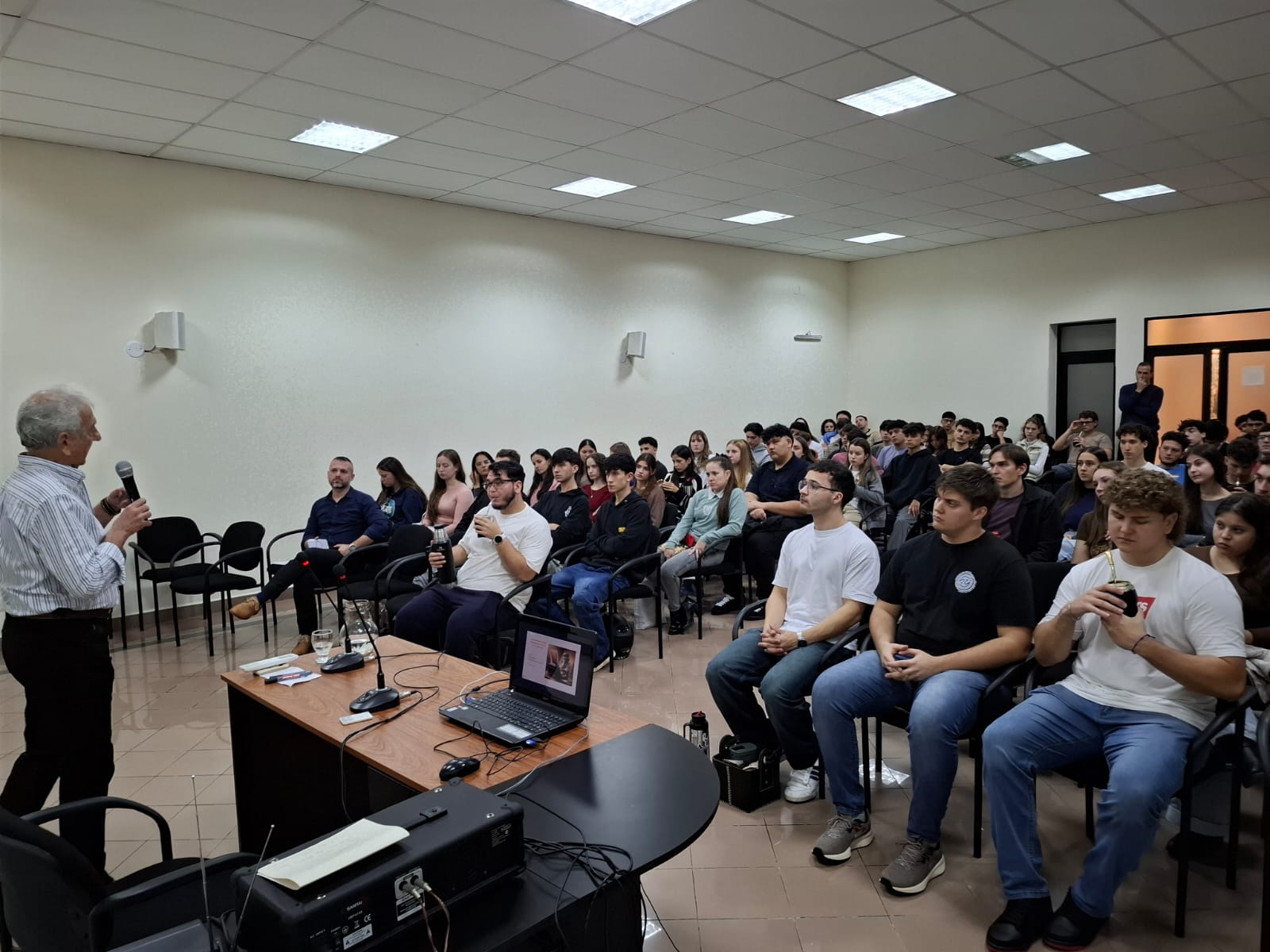 Victor Carlos Durán dando capacitación a estudiantes