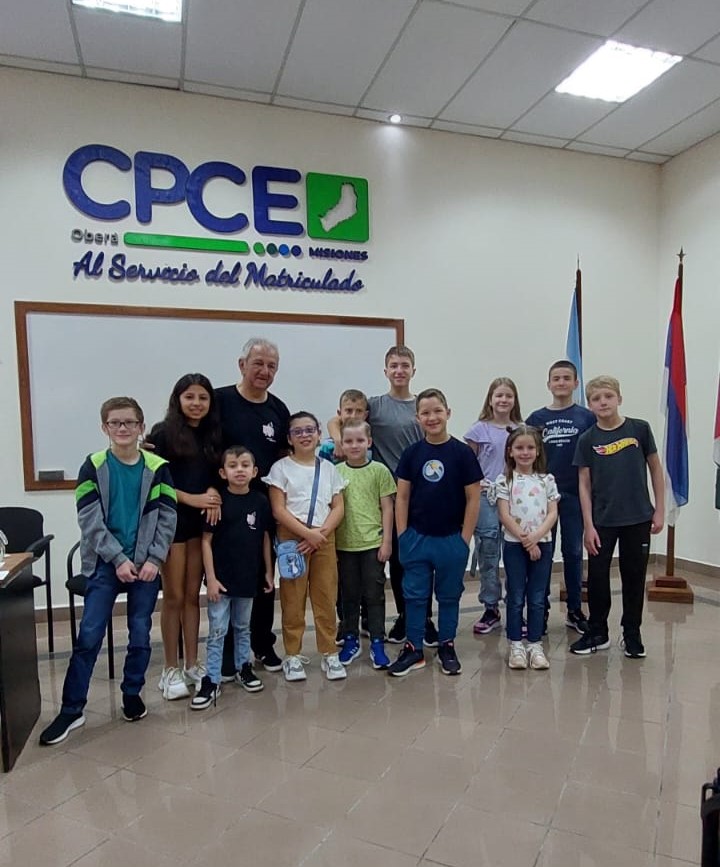 Victor Carlos Durán con niños en el programa de educación financiera