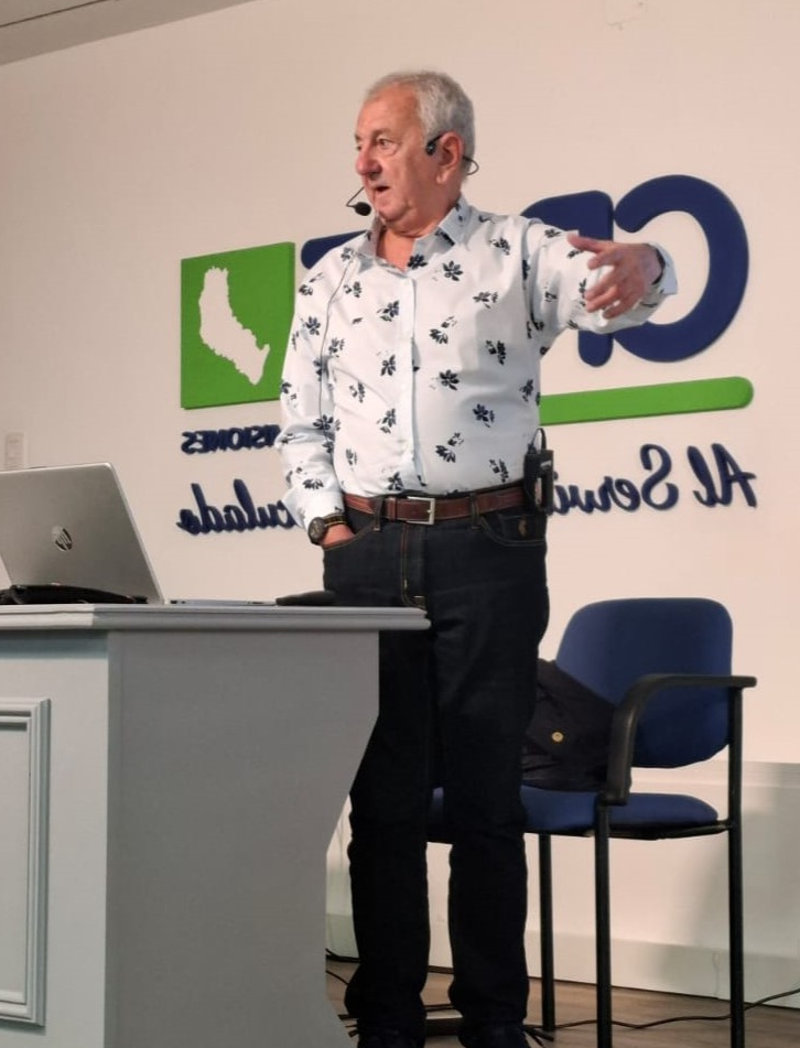 Lic. Victor Carlos Durán presentando en charla